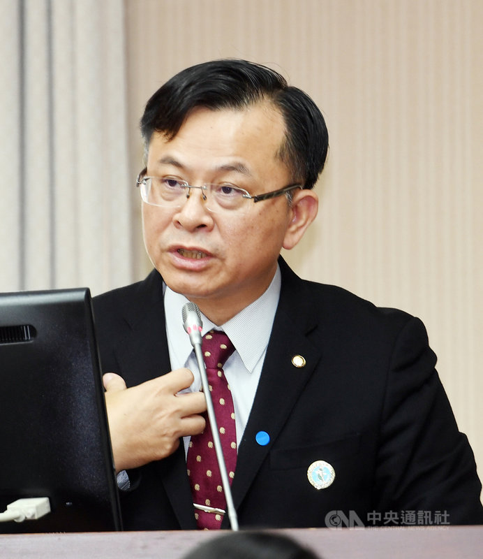 NCC主委陳耀祥(圖)7日在立法院備詢時表示,中天新聞台換照案26日首度召開聽證會,將從傳播、財經與法律3大領域專家學者,來擔任中天換照案鑑定人。中央社記者施宗暉攝 109年10月7日