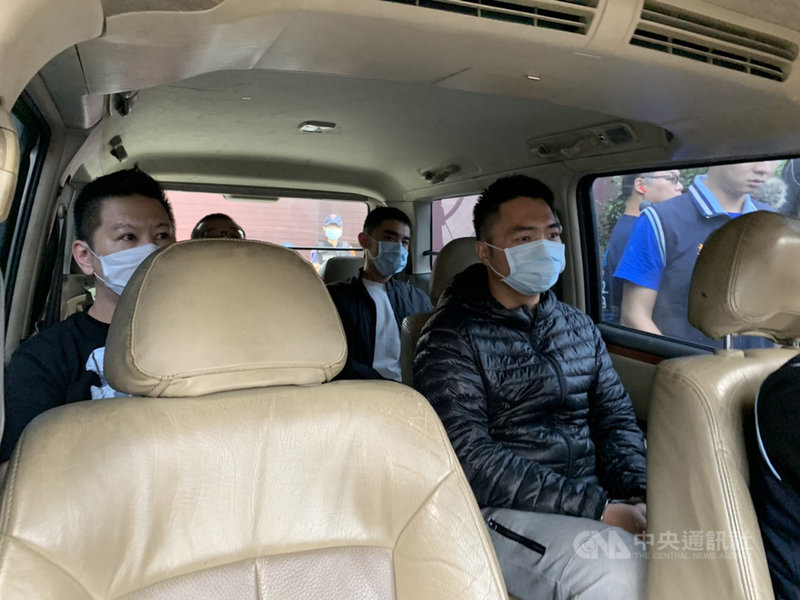 新北市警方經過一個多月的跟監蒐證,7日兵分多路至雙北地區,逮捕林姓男子(前排左)為首的幫派份子等10人到案,訊後依組織犯罪等送辦,仍待釐清是否與「館長」陳之漢遭槍擊案相關。中央社記者沈佩瑤攝 109年10月8日