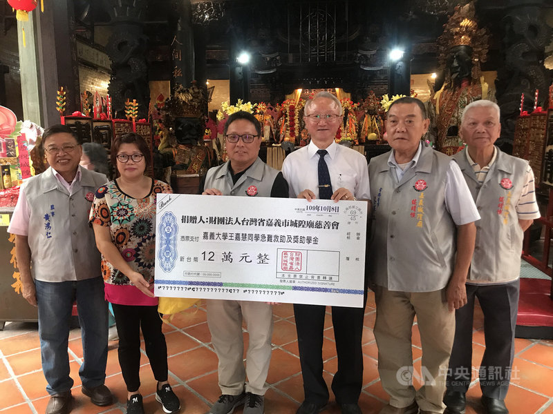 嘉義大學幼教系僑生王嘉慧7月間發生車禍送醫，因無健保身分，昂貴醫療費用令王家負擔沉重，嘉義城隍廟慈善會獲知後，8日捐助新台幣12萬元善款助度難關，讓王母（左2）十分感激，謝謝台灣人的愛心。中央社記者姜宜菁攝　109年10月8日