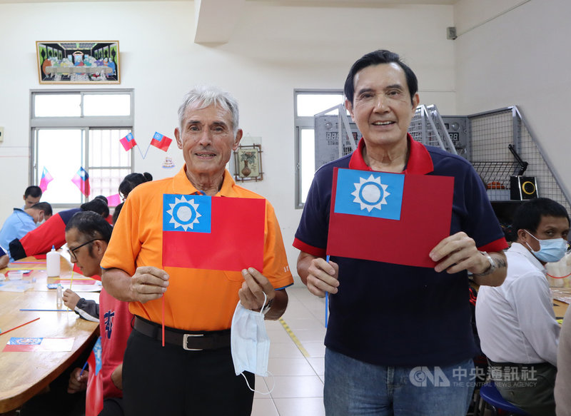 前總統馬英九（前右）8日參訪花蓮安德啟智中心，並與神父劉一峰（前左）及院生等一同黏貼製作中華民國小國旗，預祝中華民國國慶。中央社記者李先鳳攝　109年10月8日