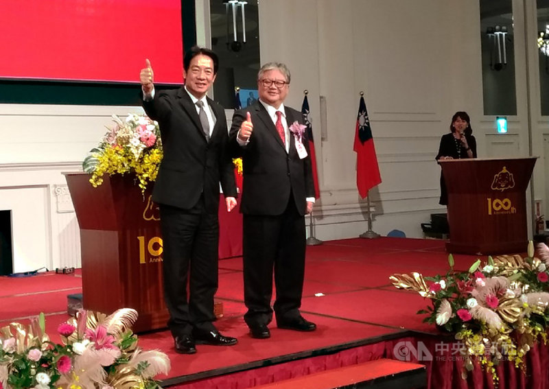 福壽實業創業100週年慶酒會8日在台中舉行,副總統賴清德(左)出席祝賀,感謝福壽實業對台灣經濟的貢獻,並與福壽實業董事長洪堯昆(右)在台上一同比讚。中央社記者蘇木春攝 109年10月8日