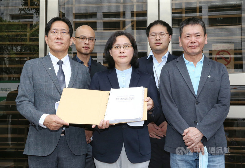 台灣民眾黨立法院黨團質疑,立法院臨時會進行監察院人事同意權審查不完備,有違憲疑慮,8日由黨團總召賴香伶(前中)、副總召張其祿(前左)與國民黨立法院黨團總召林為洲(前右)等人前往司法院遞交釋憲聲請書。中央社記者郭日曉攝 109年10月8日