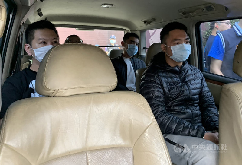 新北警方7日循線拘提以林姓男子為首的幫派成員共10人，檢方8日複訊後諭令林男（前左）以新台幣200萬元、梁男以100萬元分別交保，另向法院聲押施男（前右）、許男。中央社記者沈佩瑤攝　109年10月8日