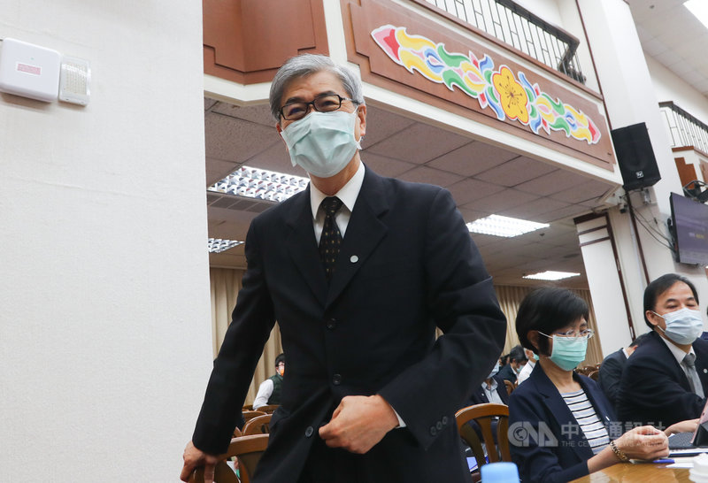 外資前9月淨匯出突破新台幣5000億元大關,外界關注台股是否還有上攻動能。金管會主委黃天牧(前)8日在立法院受訪表示,今年以來的資金行情不見得是外資,對於外資進出「平常心看待」。中央社記者王騰毅攝 109年10月8日