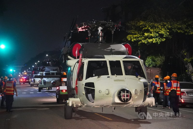 國防部移撥15架黑鷹直升機供內政部空中勤務總隊救災使用，最後6架重型黑鷹直升機7日運抵高雄港，8日凌晨拖運到高雄駐地，強化救災能量。中央社記者董俊志攝 109年10月8日