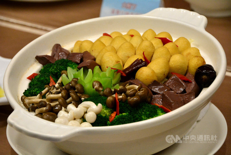 新北市深坑區公所以特色食材「豆腐」結合黑毛豬肉、竹筍、茶葉,30日將舉辦「多福宴」,歡迎遊客走完休閒步道後體驗老街辦桌滋味,8日開賣,並邀請名廚阿基師打造「麻辣蠶繭豆腐煲」。中央社記者黃旭昇新北市攝 109年10月8日