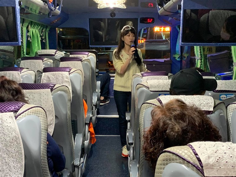 環保署預計推出聲音照相取締噪音車,民進黨立委高嘉瑜(中)8日質詢表示,若她在宣傳車上唱歌算不算噪音?環保署長張子敬強調,噪音拍照的處罰是針對車輛,人聲、宣傳車喇叭不包含在內。(圖取自facebook.com/ntufishfans)