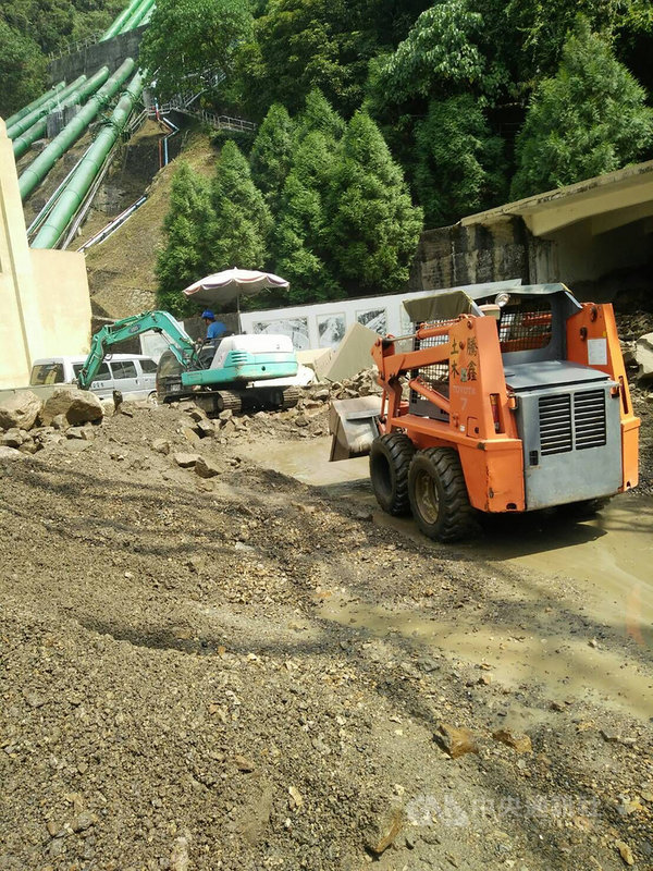 南投大觀電廠架設在山壁上的一支輸水明管5日突然破裂，數百公噸水流從山壁傾瀉而下造成土石流，波及停放在廠區的數輛汽車，所幸無人傷亡，輸水明管破裂的原因仍在調查中。（翻攝照片）中央社記者吳哲豪傳真　109年10月8日