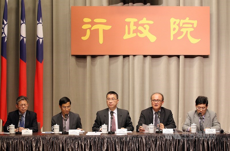 總統府日前發布總統令,特任前資策會董事長郭耀煌(右1)為行政院政務委員。圖為106年行政院院會。(中央社檔案照片)