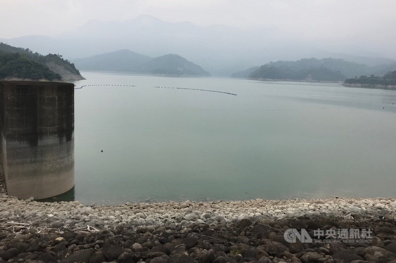 曾文水庫(圖)蓄水率跌破3成,台南市長黃偉哲22日表示,若再不下雨,台南12月可能減壓供水。(中央社檔案照片)