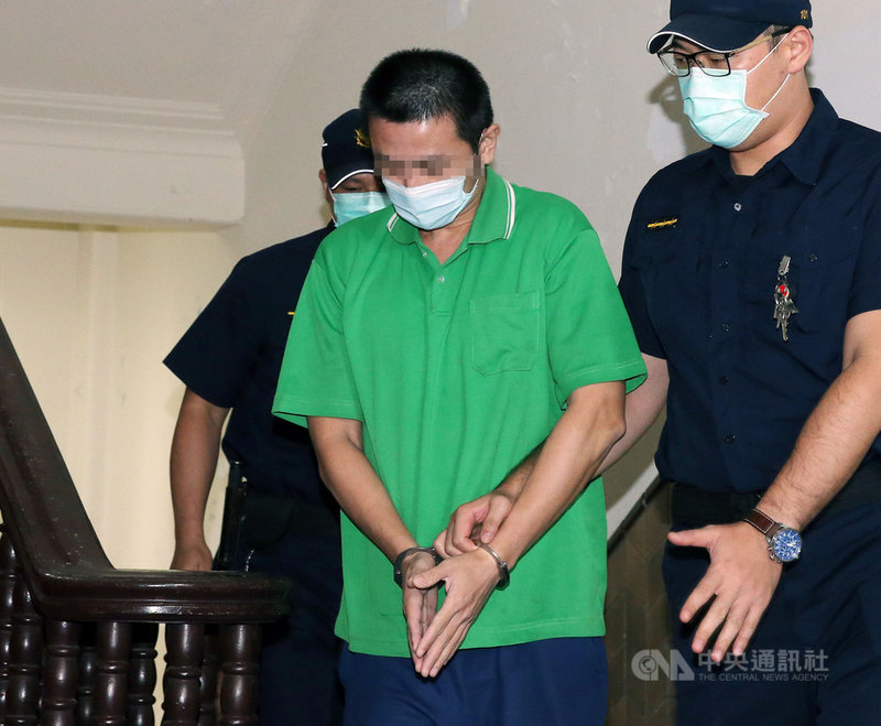 桃園梁姓男子被控弒母斷頭案更一審訊問庭,台灣高等法院8日開庭審理後裁定羈押。中央社記者郭日曉攝 109年10月8日