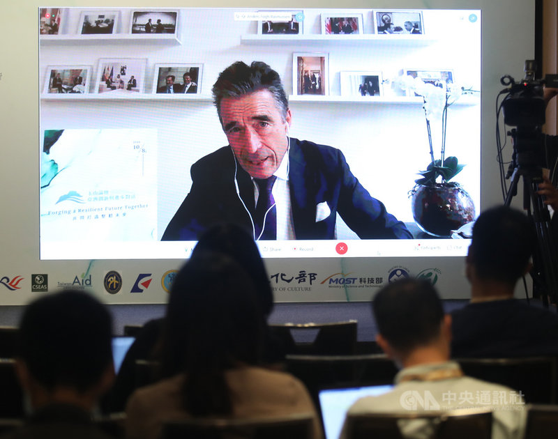 2020年玉山論壇8日登場,外交部則舉辦4場場邊記者會,前丹麥總理、前北大西洋公約組織(NATO)秘書長拉斯穆森(Anders Fogh Rasmussen)在其中一場透過視訊回覆媒體提問時表示,歐盟應先與台灣簽署相關協定,而不是讓台灣遷就歐盟先與中國簽署的決策,以向各界釋出清晰訊息:台灣是值得堅定支持的夥伴。中央社記者張新偉攝 109年10月8日