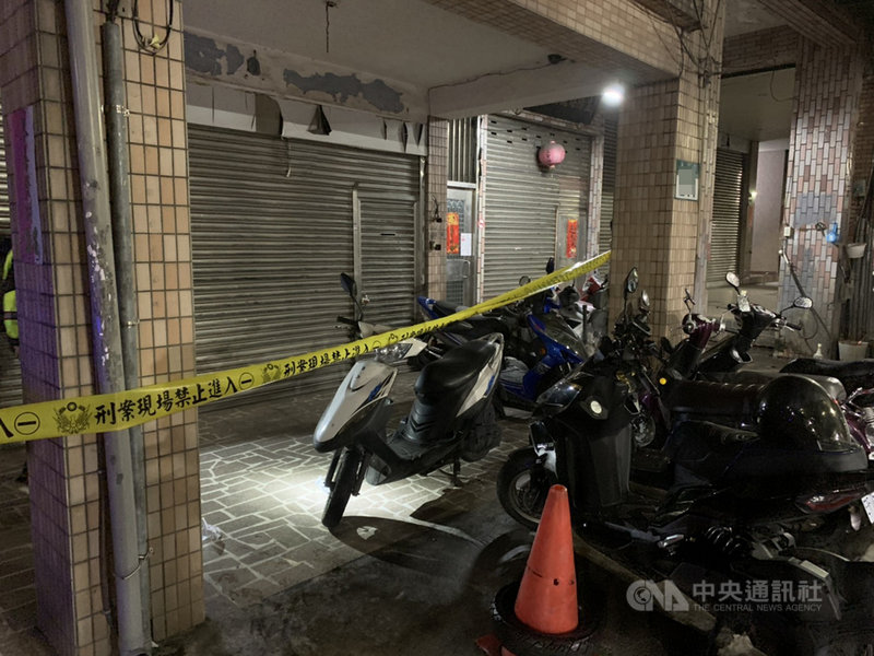 新北市新莊區8日晚間傳發生槍擊案，23歲郭姓男子疑因3個月前被30歲羅姓男子毆打，因此帶著一把改造手槍尋仇，警消獲報趕抵現場，2傷患送醫無大礙，警方在現場拉起封鎖線。（民眾提供）中央社記者沈佩瑤傳真　109年10月9日