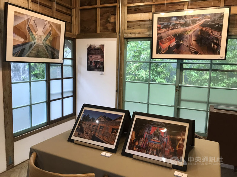「尋找台北老屋影像徵件展覽」即日起至11月8日,在「金錦町」登場, 展出30件得獎攝影作品,引領民眾踏入時光交錯的洪流,重新回憶台北城的百年變遷。中央社記者陳怡璇攝 109年10月9日