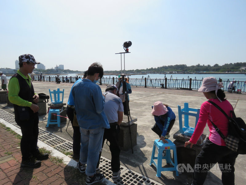 國慶焰火主舞台安平戀愛廣場旁安平漁港周遭堤岸,9日早布滿卡位人潮,有人直接將椅子固定在堤岸旁石墩上。中央社記者張榮祥台南攝 109年10月9日