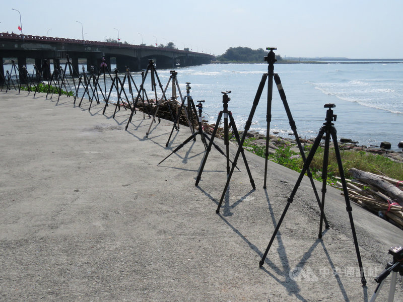 國慶焰火10日晚間將在台南漁光島登場,鹽水溪出海口堤岸攝影腳架一字排開,有些早於5日就已卡位。中央社記者張榮祥台南攝 109年10月9日