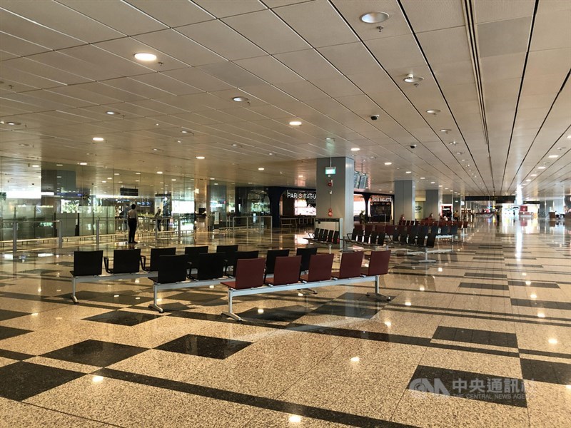 受到疫情衝擊,新加坡樟宜機場旅客量驟減,機場入境大廳一片空蕩蕩。中央社記者侯姿瑩新加坡攝 109年10月6日