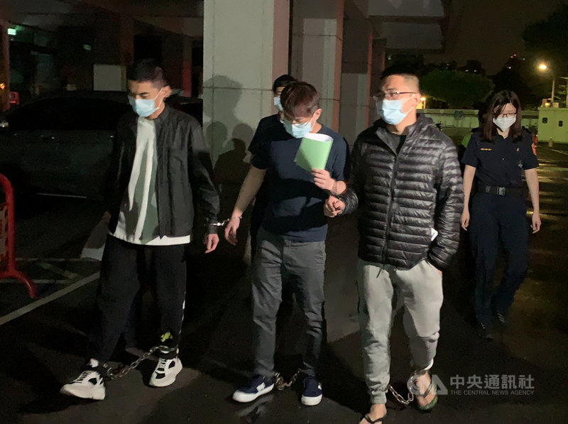 新北地檢署偵辦竹聯幫成員施男（前左）、許男（前右）涉及恐嚇取財、擄人勒贖等案，新北地院9日凌晨裁定2人因涉犯重罪有逃亡勾串之虞，羈押禁見。中央社記者沈佩瑤新北攝  109年10月9日