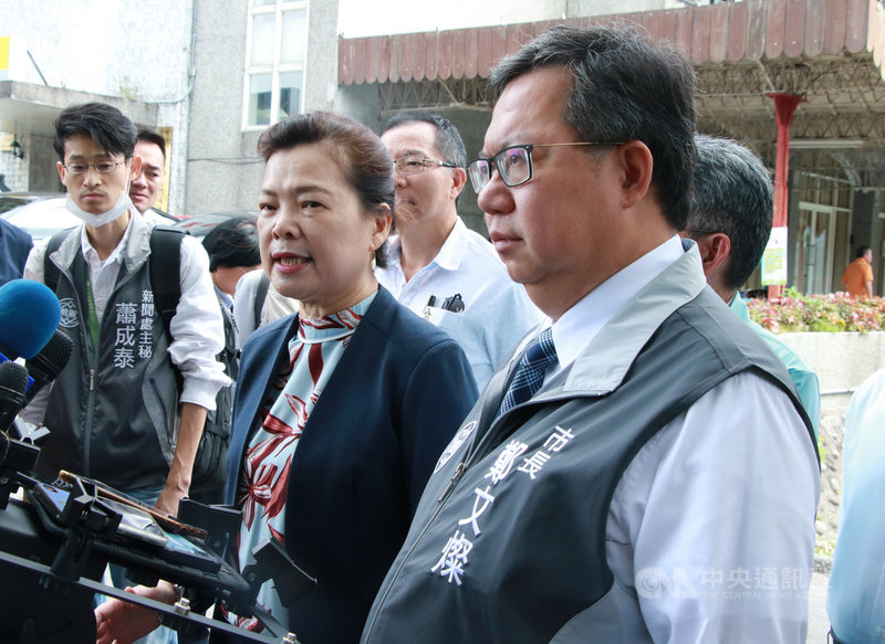經濟部長王美花(前左)9日在桃園市長鄭文燦(前右)陪同下視察石門水庫,聽取經濟部水利署北區水資源局情勢分析報告,會後接受媒體聯訪。中央社記者葉臻攝 109年10月9日