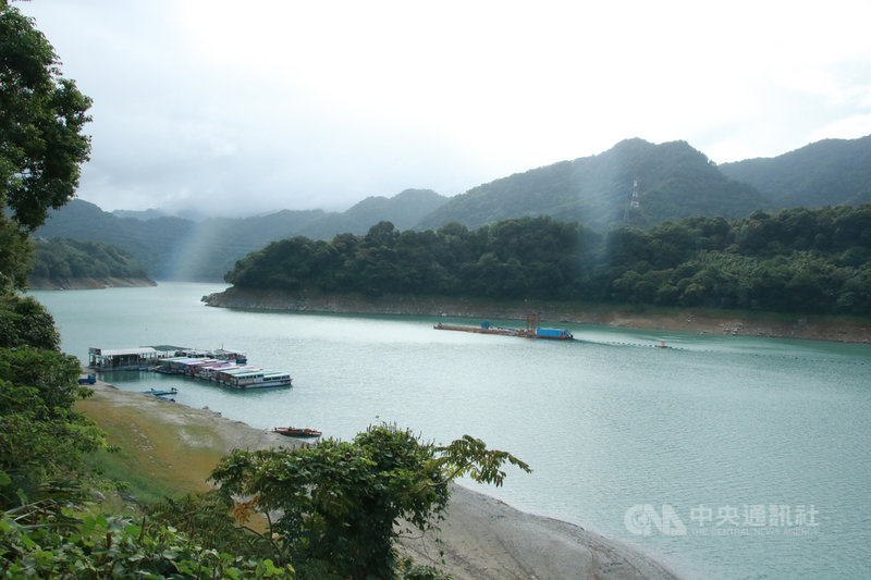 桃園市長鄭文燦9日指出,石門水庫目前剩下8692萬公噸的水,蓄水量僅有44%,「最壞的情況會再往下掉」。中央社記者葉臻攝 109年10月9日