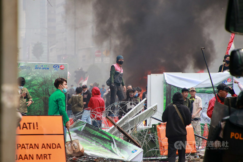 印尼日前通過創造就業綜合法,全國連續3日爆發大規模示威,印尼總統佐科威9日首度對此發表看法指出,抗議者是受到假訊息誤導。圖為8日在雅加達的抗議。中央社記者石秀娟雅加達攝 109年10月9日
