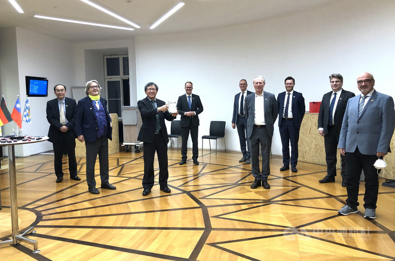 德國巴伐利亞邦議會8日成立友台小組,成員來自朝野各黨派,駐德代表謝志偉(左3)應邀到場致詞。(駐慕尼黑辦事處提供)中央社記者林育立柏林傳真 109年10月9日