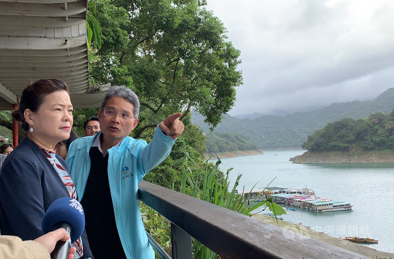 經濟部長王美花(左)9日在水利署長賴建信(右)陪同下視察石門水庫,盼確保今年民生工業用水無虞。中央社記者葉臻攝 109年10月9日