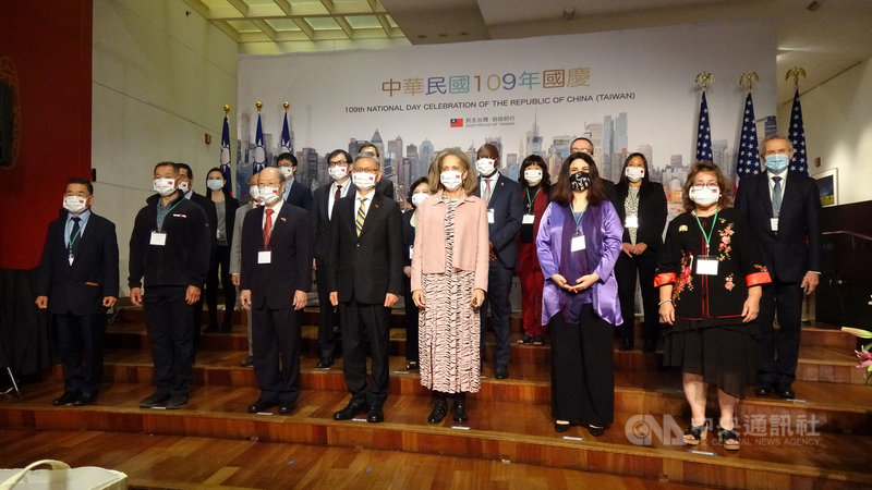 駐紐約辦事處當地時間8日舉辦國慶酒會,為防範2019冠狀病毒疾病(COVID-19),與會來賓人數受限且全程配戴口罩。中央社記者尹俊傑紐約攝 109年10月9日