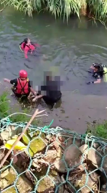 嘉義縣竹崎鄉內埔村清水溪9日發生溺水事件，一名11歲女童疑戲水誤入深水區，消防人員到場救起女童時女童已無生命跡象，送醫急救宣告不治。（嘉義消防局提供）中央社記者黃國芳傳真　109年10月9日