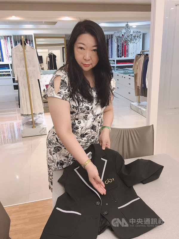 服裝設計師廖佳琳推動美學教育從制服開始,她設計台北延平中學的新制服,選用台灣機能布,除了吸溼、排汗外,還有透溼、抗紫外線功能,外套則能防小雨,雨滴會順著衣服滑落。中央社記者汪淑芬攝 109年10月9日