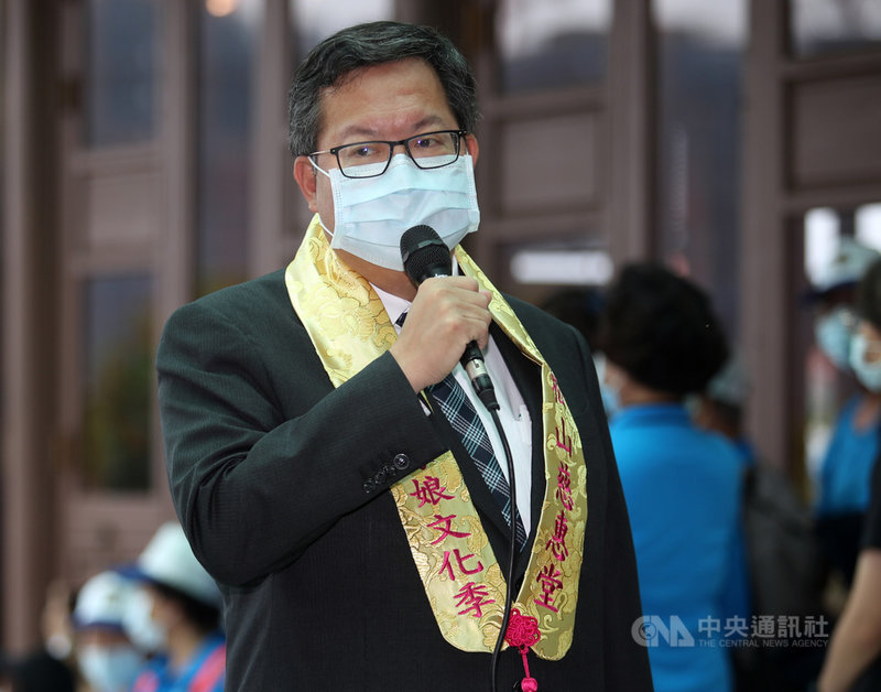 桃園市長鄭文燦(圖)是否參選2024總統選舉備受關注,鄭文燦9日陪同總統蔡英文到松山慈惠堂參拜,受訪時說,今天是來參香祈福,希望台灣更好、國家更好。中央社記者張新偉攝 109年10月9日