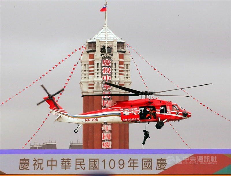 109年國慶大會10日上午在總統府前廣場舉行,警政署與空勤總隊進行反劫持演練,被稱為「紅鷹」的內政部空勤總隊黑鷹直升機,搭載特勤人員垂降在總統府前廣場進行攻堅。中央社記者郭日曉攝 109年10月10日