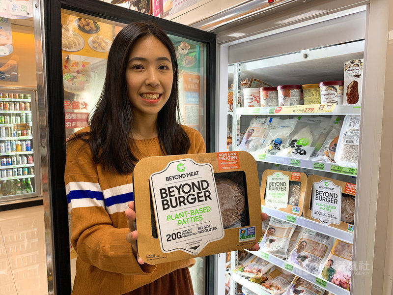 全家便利商店去年底引進植物肉漢堡排試水溫,業績表現穩定,今年將植物肉「升級」做成微波即時餐點,鎖定上班族與年輕人市場。(全家便利商店提供)中央社記者楊舒晴傳真 109年10月10日