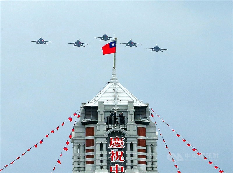 慶祝109年國慶,國軍10日上午實施旋翼機、快速機全兵力空中展演校閱,5架F-16V戰機編隊衝場,通過總統府上空。中央社記者郭日曉攝 109年10月10日