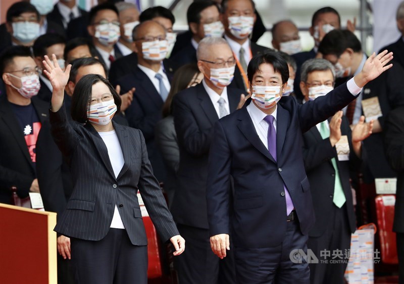 中華民國109年國慶大會10日在總統府前廣場舉行,總統蔡英文(前左)、副總統賴清德(前右)出席,向在場人員揮手致意。中央社記者張皓安攝 109年10月10日