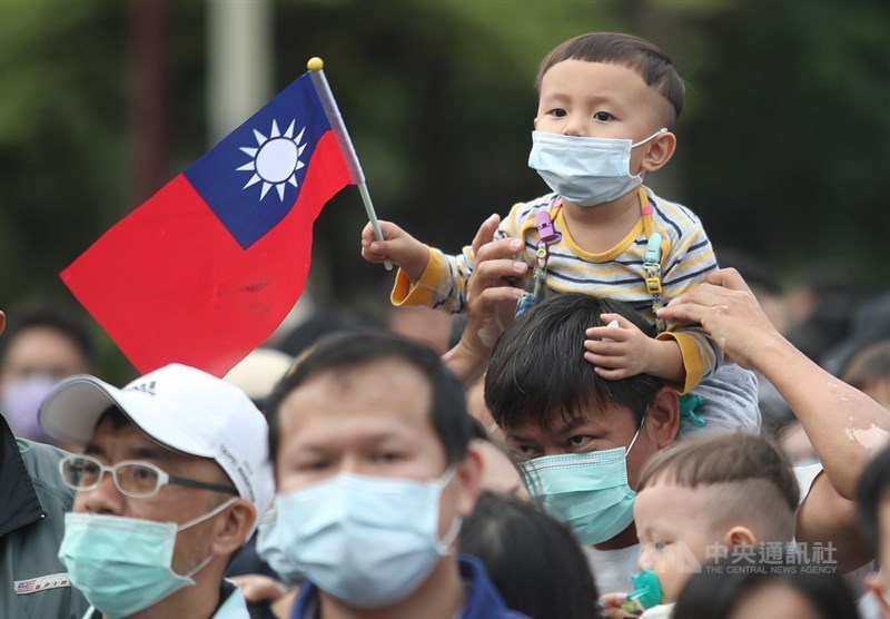 台北市政府10日上午7時在市民廣場舉辦國慶升旗暨慶祝活動,有民眾帶著家中小朋友,手持小國旗參與升旗。中央社記者張新偉攝 109年10月10日