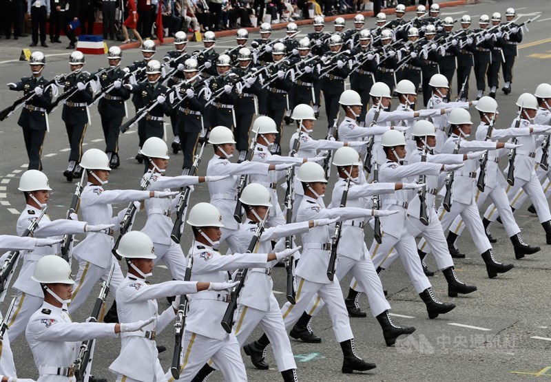 國防部三軍聯合樂儀隊登場表演,整齊劃一的動作及走位向來是吸睛焦點。中央社記者張皓安攝 109年10月10日