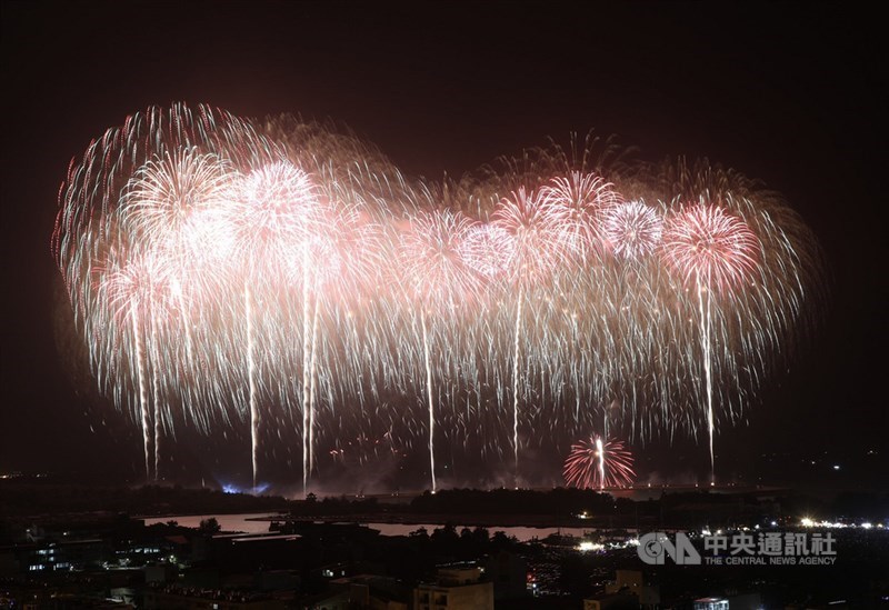 2020國慶焰火在台南,10日晚間在安平漁光島璀璨登場,2萬7000多發焰火點亮台南夜空,施放時間長達33分鐘,許多遊客驚呼連連。中央社記者董俊志攝 109年10月10日