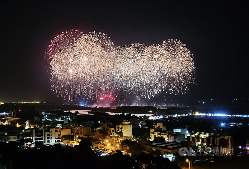 2020國慶焰火10日晚間在台南市安平區漁光島施放,今年國慶焰火長達33分鐘,共施放2萬7000多發焰火,璀璨焰火照亮台南夜空。中央社記者董俊志攝 109年10月10日