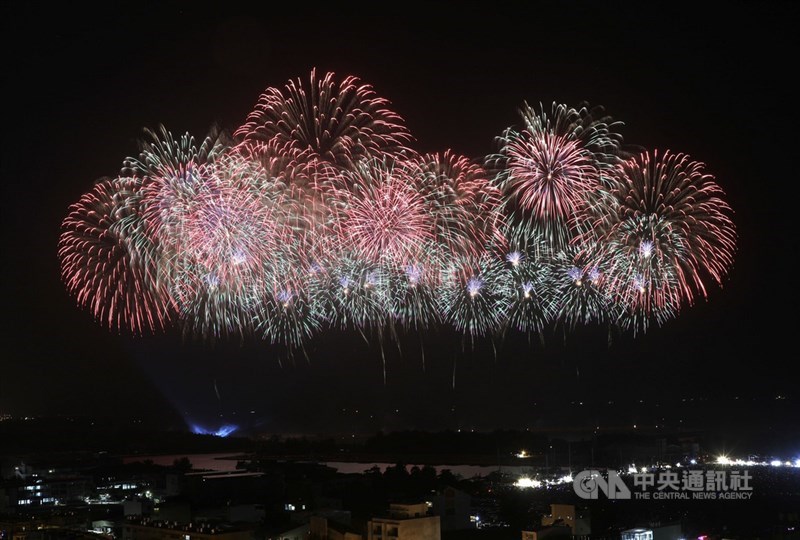 2020國慶焰火10日晚間在台南市安平區漁光島盛大登場,施放時間長達33分鐘,精彩煙火秀讓國慶夜更添繽紛。中央社記者董俊志攝 109年10月10日