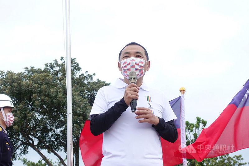 新北市長侯友宜10日到新北市八里區的十三行博物館出席國慶升旗典禮,對於將帶領市府團隊挑戰約40公里的「國慶熱血單車行」,他說,騎40公里的腳踏車,挑戰自己的體力,也讓健康永續維護,才能守護市民。中央社記者沈佩瑤攝 109年10月10日
