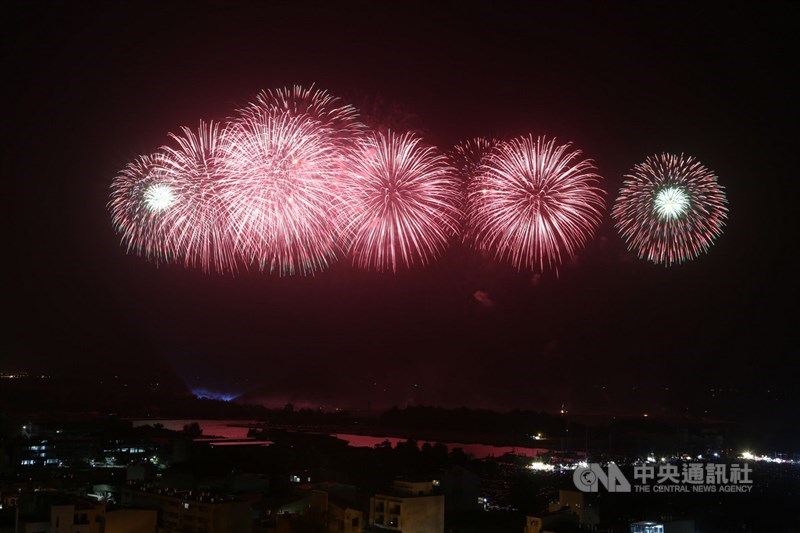2020國慶焰火在台南,10日晚間在安平漁光島登場,施放時間長達33分鐘,為民眾帶來視覺和聽覺震撼,吸引超過42萬人次到場觀賞。中央社記者董俊志攝 109年10月10日