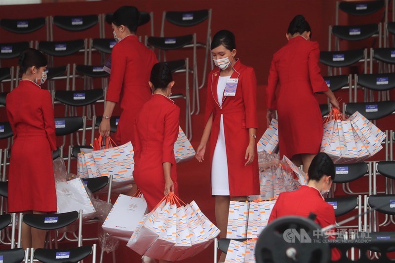 109年國慶大會10日上午在總統府前廣場登場,由銘傳大學、台北大學、台北教育大學等校負責國慶禮賓接待工作。中央社記者吳家昇攝 109年10月10日