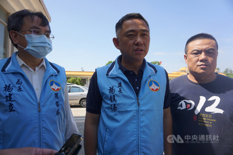 一名金門縣金城鎮公所清潔隊人員9日清晨遭酒駕男駕駛追撞,傷重不治;金門縣長楊鎮浯(中)10日親赴靈堂致哀,受訪時重申酒駕零容忍,要求提高取締酒駕強度與密度。中央社記者黃慧敏攝 109年10月10日