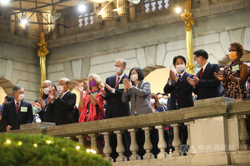 中華民國109年國慶酒會10日晚間在台北賓館舉行,總統蔡英文(右4)與副總統賴清德(右3)、總統府秘書長李大維(左2)、行政院長蘇貞昌(左3)、外交部長吳釗燮(右2)出席,並與聖克里斯多福及尼維斯駐台大使哈菁絲(Jasmine Elise Huggins)(右)、美國在台協會台北辦事處處長酈英傑(右5)伉儷等人一起欣賞現場表演,為演出者鼓掌。中央社記者王騰毅攝 109年10月10日