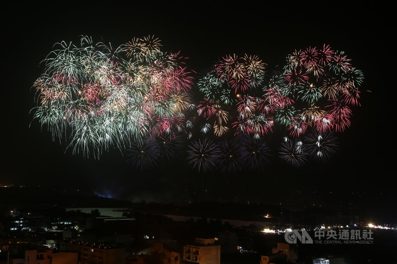 2020國慶焰火10日晚間在台南市安平區漁光島施放,2萬7000多發焰火點亮夜空,許多遊客直呼太震撼了。中央社記者董俊志攝 109年10月10日