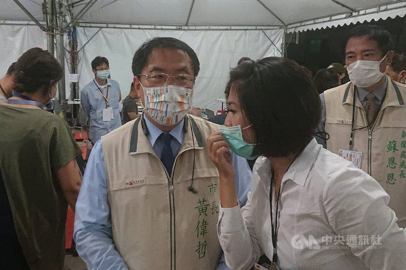 2020國慶焰火10日在台南登場,市府統計吸引超過50萬人湧入安平港附近,超出預期不少,台南市長黃偉哲(前左)在場坐鎮,表示將指揮到遊客順利疏散完畢。中央社記者楊思瑞攝 109年10月10日