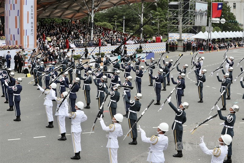 中華民國109年國慶大會10日在總統府前廣場舉行,國防部三軍聯合樂儀隊表演花式操槍。中央社記者張皓安攝 109年10月10日