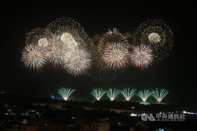 2020國慶焰火10日晚間在台南盛大登場,今年共施放2萬7000多發焰火,時間長達33分鐘,爆炸聲響徹雲霄、夜空中布滿亮光,讓遊客不斷驚呼。中央社記者董俊志攝 109年10月10日