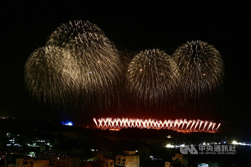 2020國慶焰火10日晚間在台南璀璨施放,今年共分為5段落,分別是「回眸大員」、「古都府城」、「抗疫英雄」、「國防自主」及「團結台灣、民主勝利」,並搭配音樂組曲,成為一場繽紛多彩的視聽饗宴。中央社記者董俊志攝 109年10月10日
